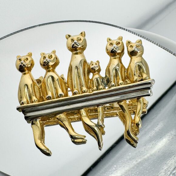 Vintage 6 Sitting Cats Shelf Fence Brooch Retro Statement Grandma Cottage Gift - Picture 4 of 7
